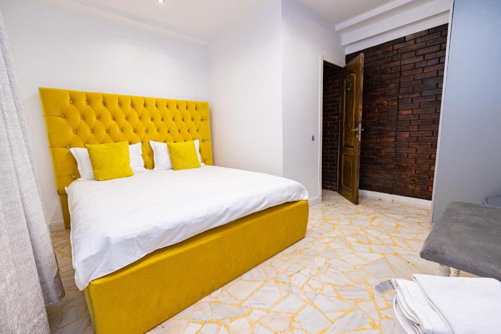 雅西Pensiunea Ewo的一间卧室配有一张带黄色床头板的大床