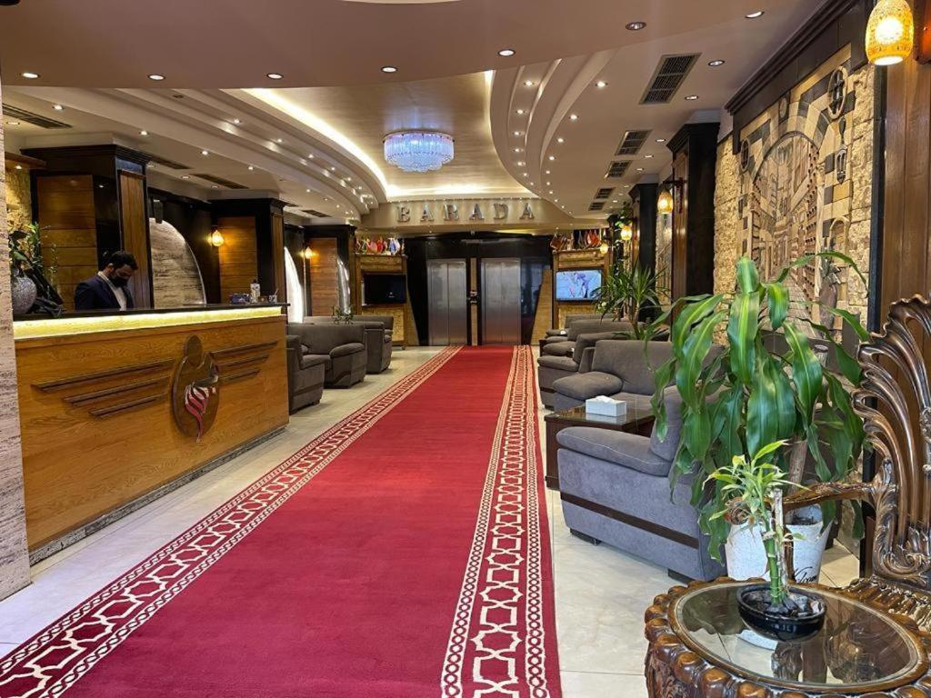 Qaryat al Bulushفندق بردى的大堂,在酒店的红地毯上