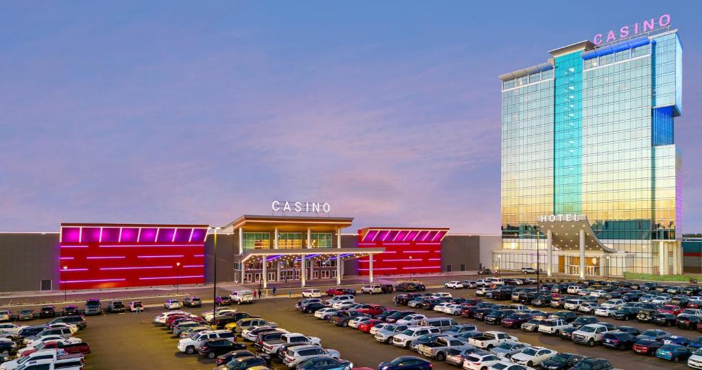 西孟菲斯Southland Casino Hotel的停车场,停车场停在大楼前