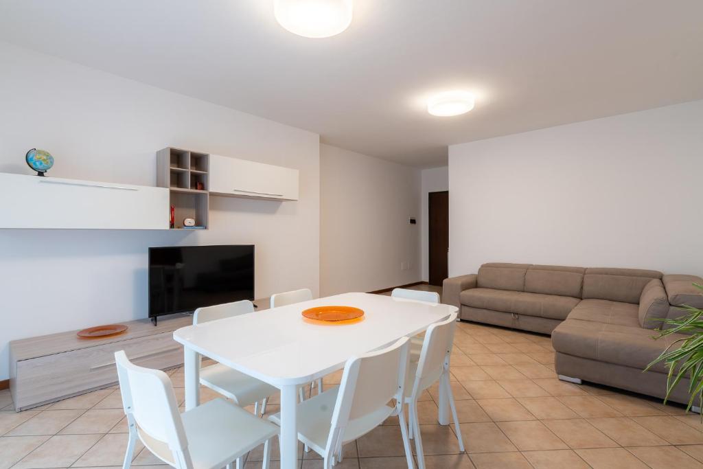 福利尼奥MIZAR- Appartamento privato con parcheggio gratuito by Appartamenti Petrucci的客厅配有白色的桌椅和沙发