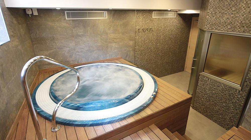 里贝斯的弗里瑟圣安东尼9酒店的客房内设有一个大浴缸,