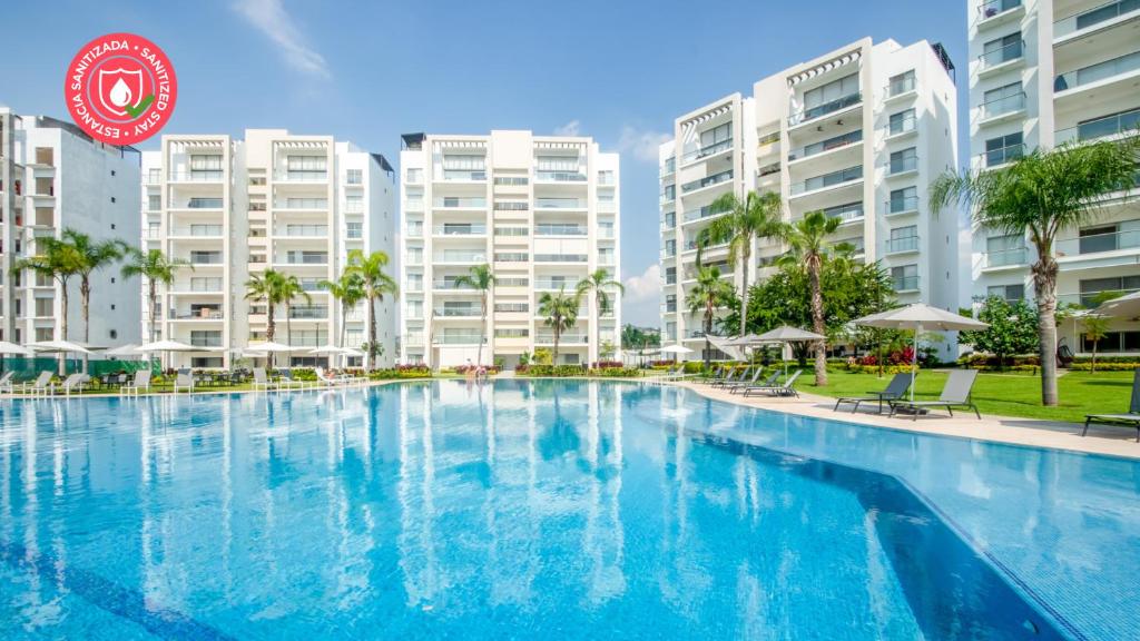 库埃纳瓦卡Departamento en Paraiso Country Club - Amenidades de lujo的公寓大楼前的大型游泳池