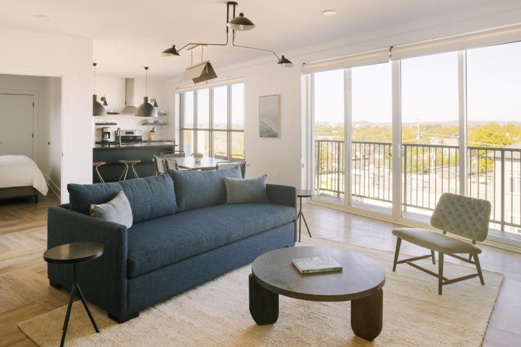 纳什维尔Sonder The Lookout的客厅配有蓝色的沙发和桌子
