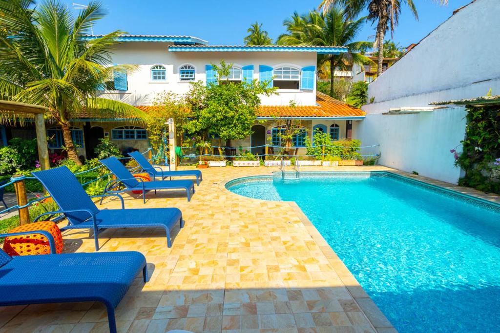 伊利亚贝拉Barlavento Villas的一个带蓝色椅子的游泳池