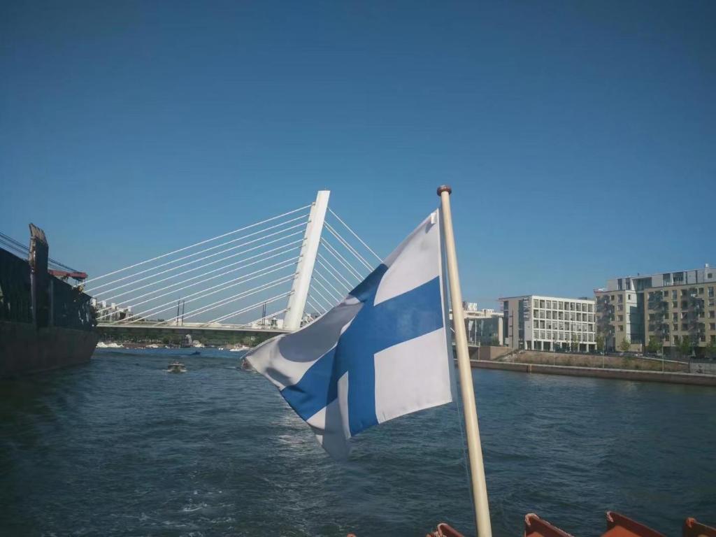 赫尔辛基Helsinki Penthouse near the west harbor的桥旁的河杆上的旗帜