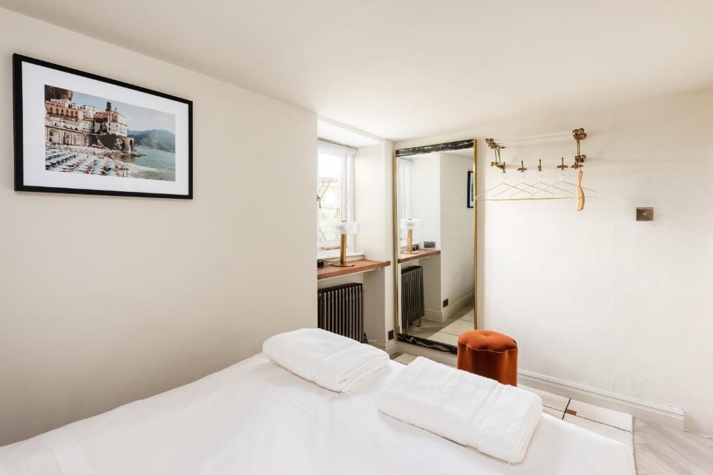 布莱顿霍夫Sky View Double Bed Apartment in Brighton and Hove的白色卧室配有床和椅子