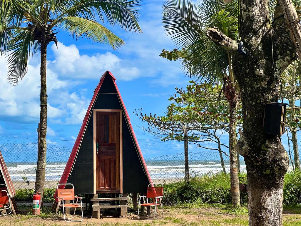 伯迪亚哥Chalé Jorai - pé na areia的棕榈树海滩上的一个小帐篷