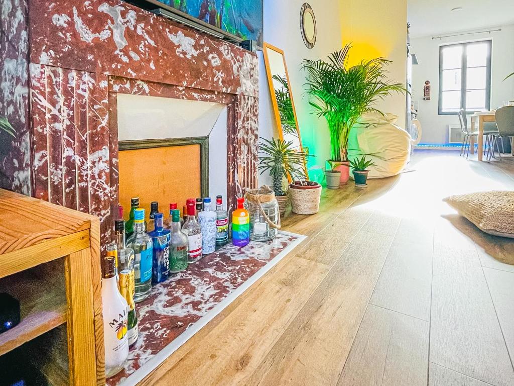佩里格Caribbean Spirit的一间位于地板上带瓶子的壁炉的客房