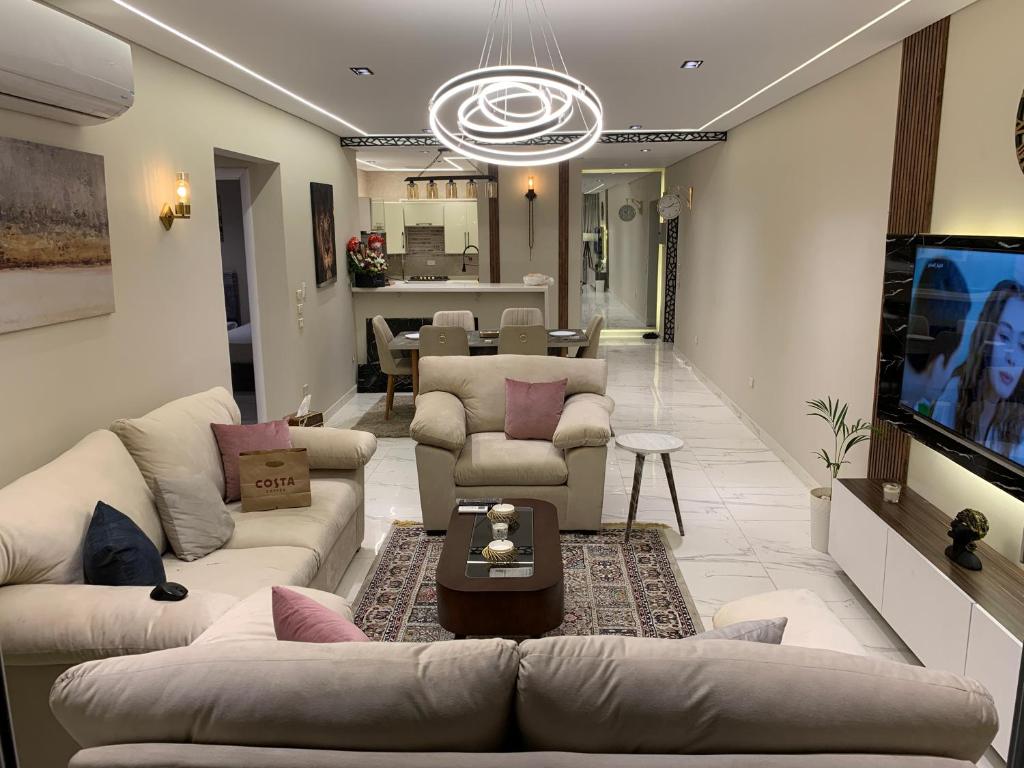 开罗بيت السمو的客厅配有两张沙发和一台电视机