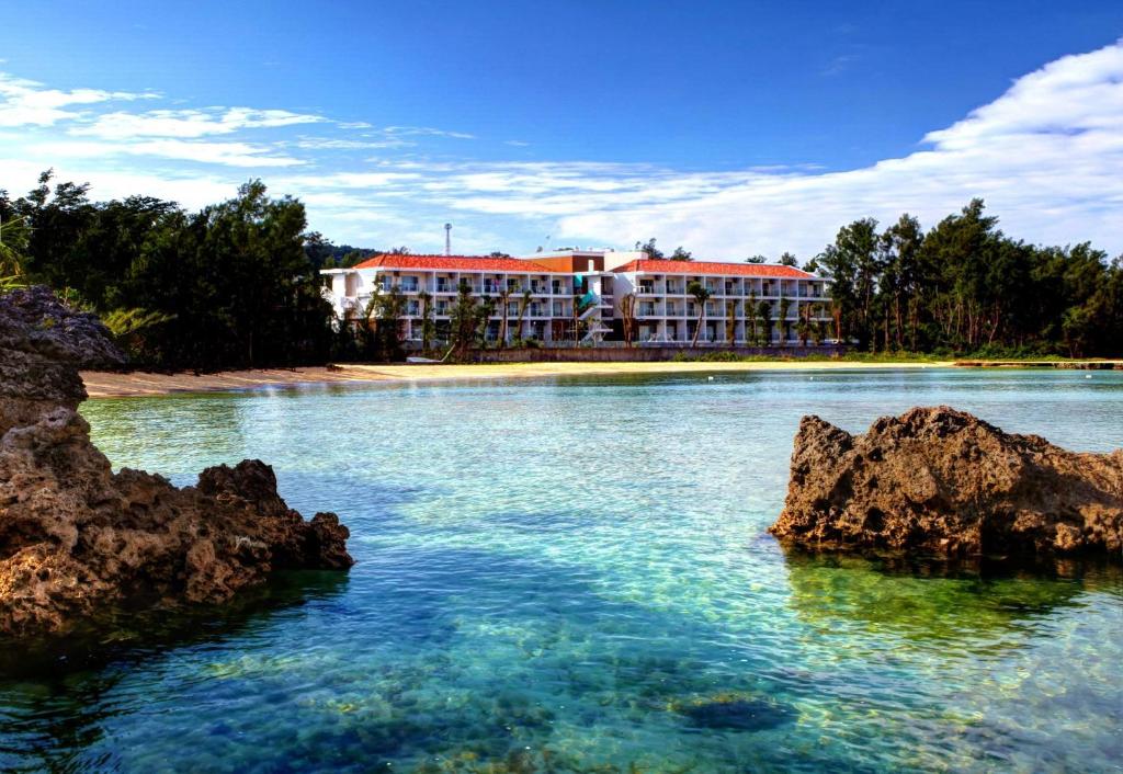 恩纳贝斯特韦斯特冲绳恩纳海滩度假村的水岸的酒店