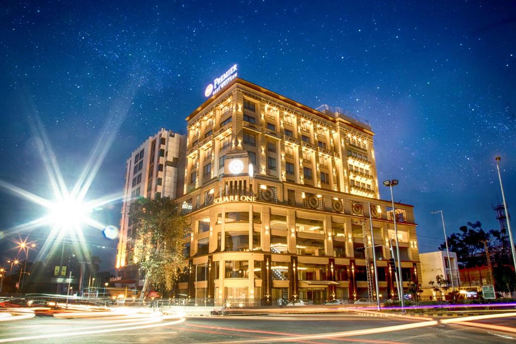 拉合尔Best Western Premier Hotel Gulberg Lahore的建筑的侧面有时钟