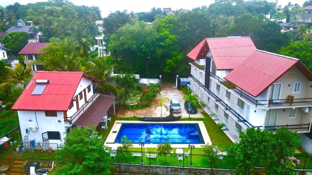 TalawatugodaRoyal Crown Residence的享有带游泳池的房屋的空中景致