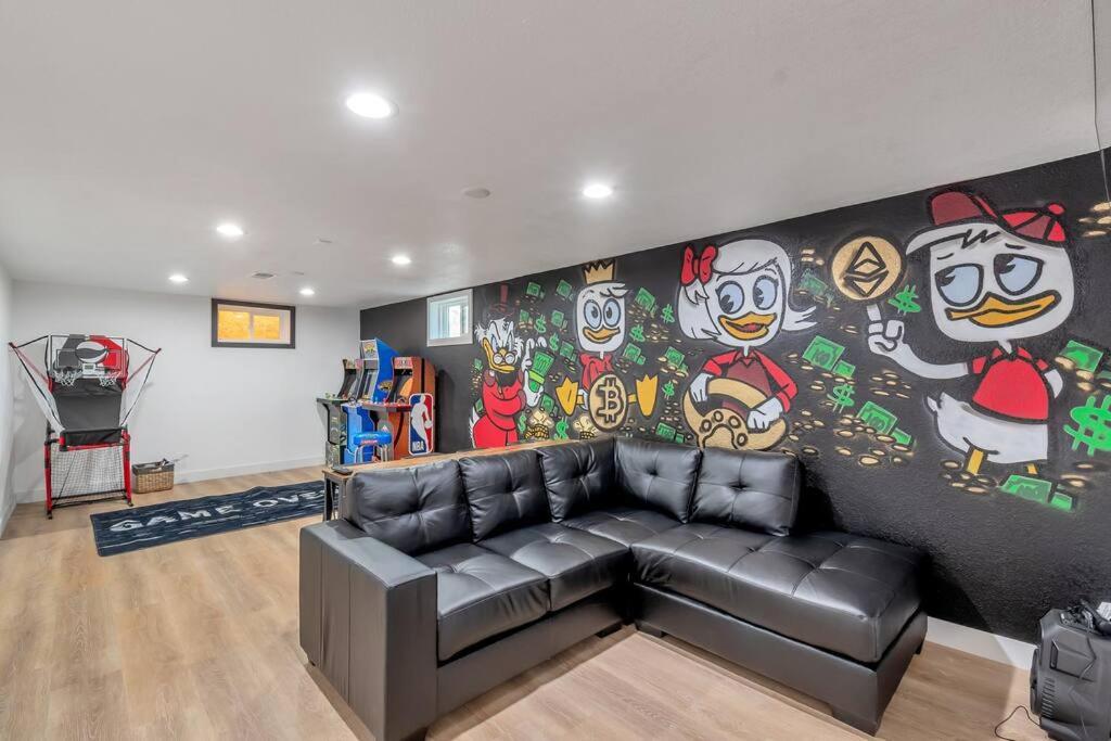 Renovated 4br w/game room to entertain Near DT的休息区