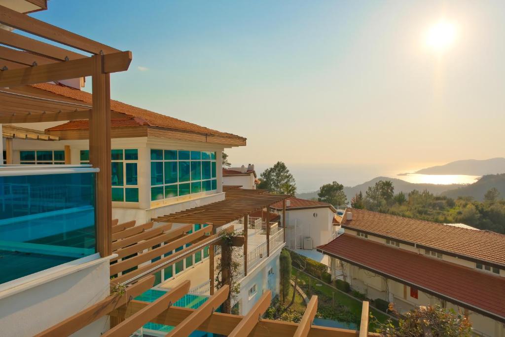 厄吕代尼兹Garcia Resort & Spa - Ultra All Inclusive的阳台享有带游泳池的房屋景致