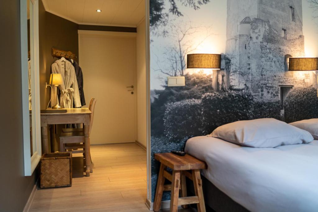迪尔森-斯托科姆玛尔塔克酒店的一间卧室配有一张床、一张桌子和一张书桌