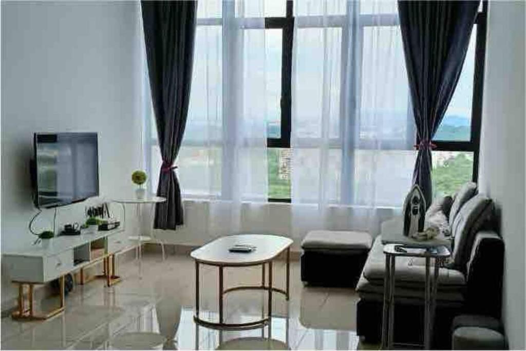 普崇16 Sierra Puchong Zentro 5 人 Supreme二房公寓的带沙发和电视的客厅