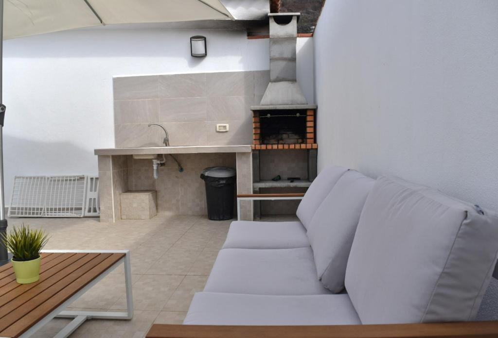 GuineaCasa Sabare的客厅配有白色沙发和壁炉
