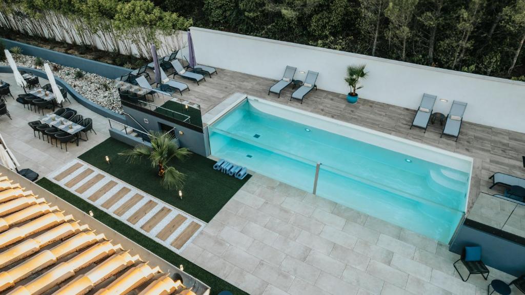 卡尔卡松Le Meez的享有别墅内游泳池的顶部景致