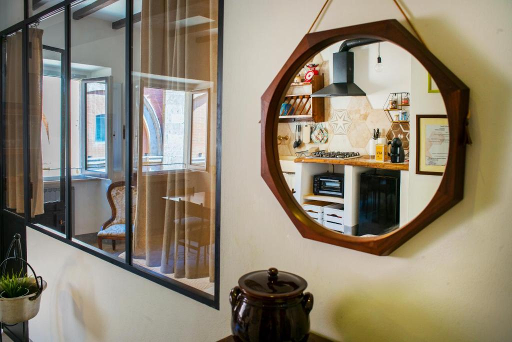 蒙特普齐亚诺ManillaHouse的厨房旁墙上挂着镜子