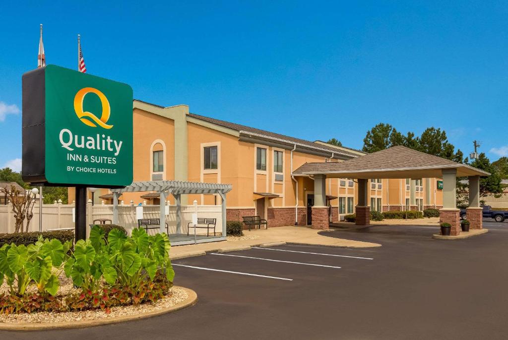 ThomasvilleQuality Inn Thomasville-Northpark的停车场有标志的酒店