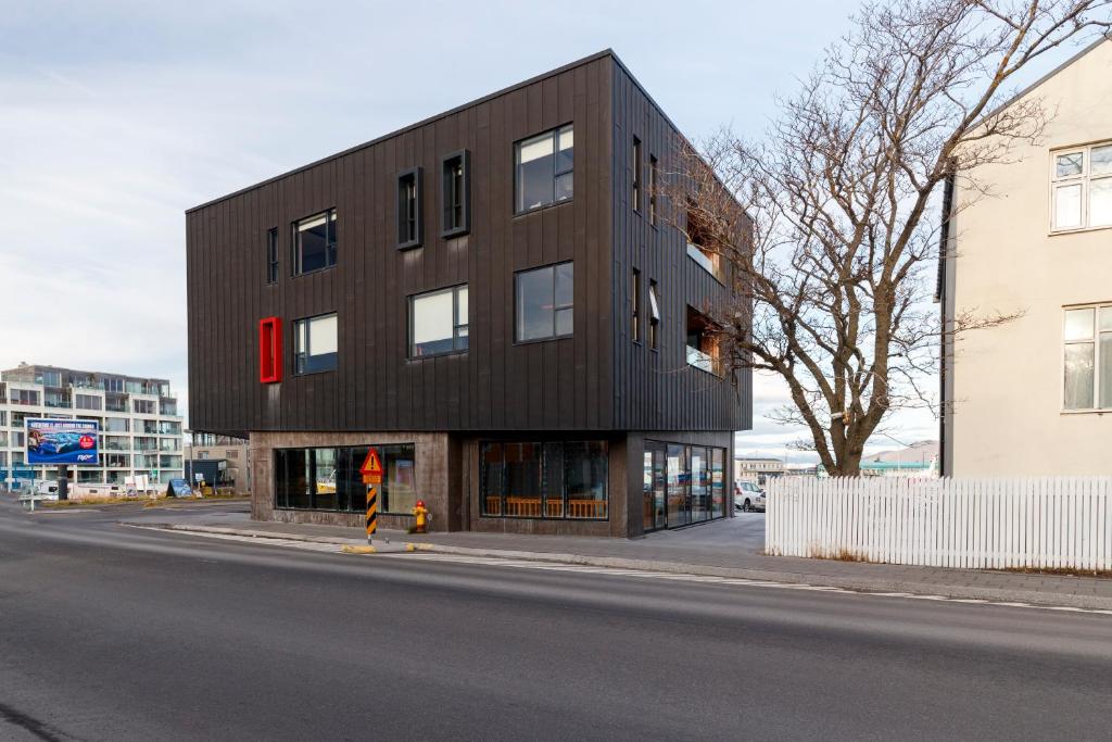 雷克雅未克Blue Viking Apartments Reykjavik的街道边的黑色建筑