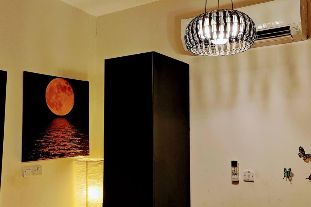 艾恩Full Apartment in Central Al Ain (All Amenities)的墙上有月亮画的房间