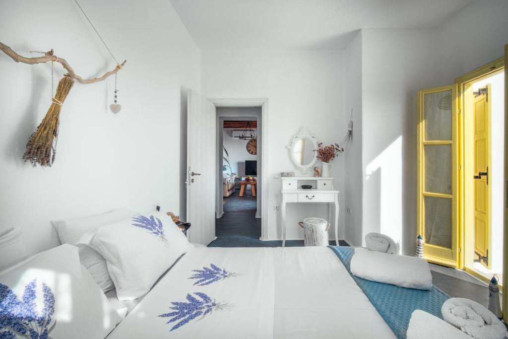 Megálon KhoríonLivas Residence的白色的客房配有床和沙发