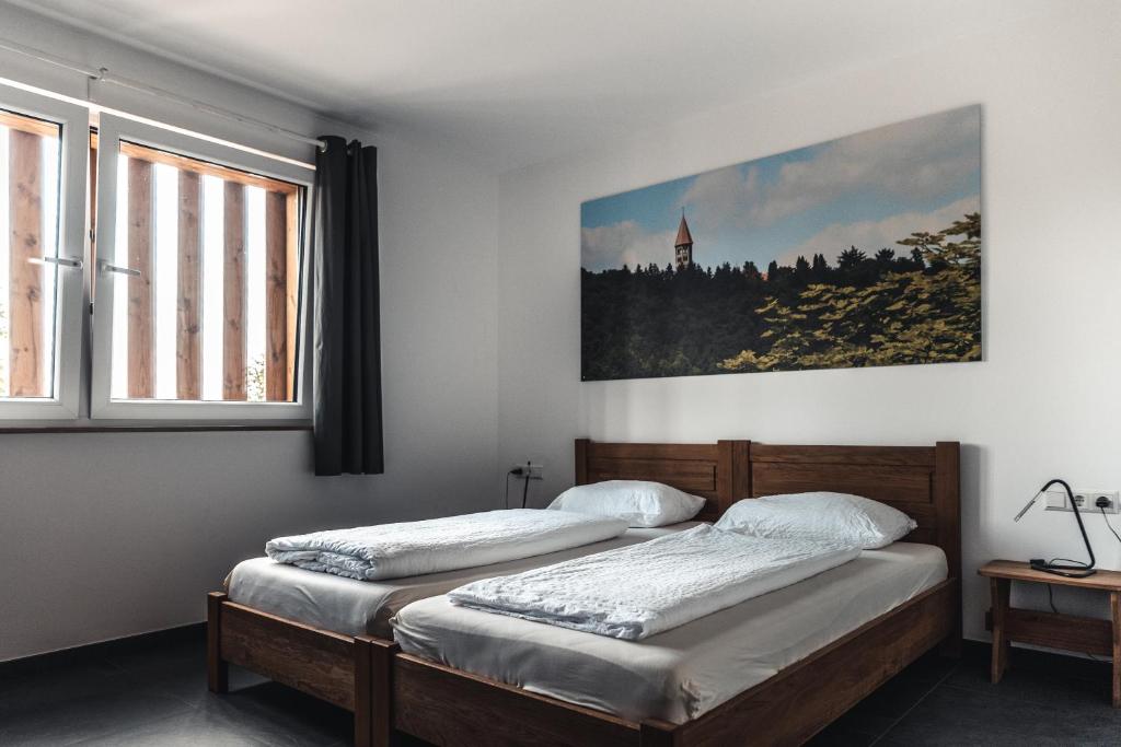MunshausenRobbesscheier的卧室内的两张床,墙上挂着一幅画