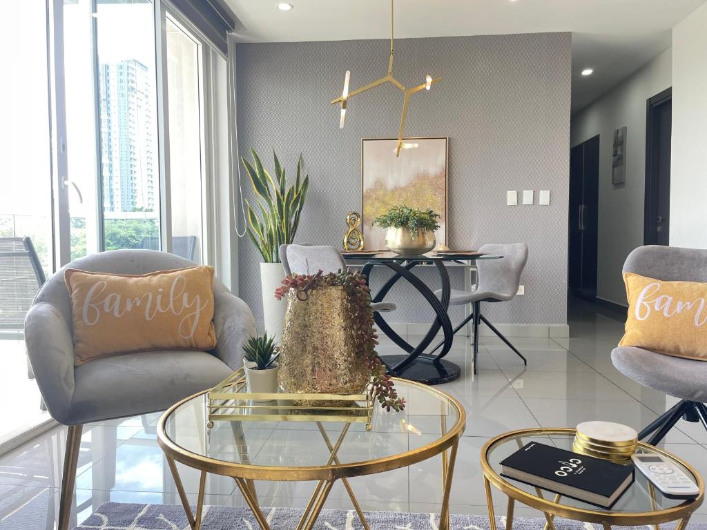 圣佩德罗苏拉Amplio condominio ejecutivo con hermosa vista的客厅配有两把椅子和一张桌子