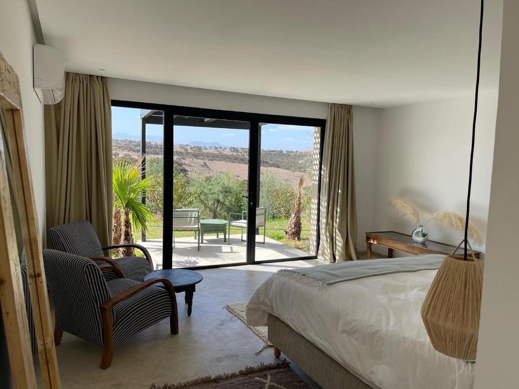 拉拉塔可库斯特Lahô Lodge的一间卧室配有一张床,享有庭院的景色