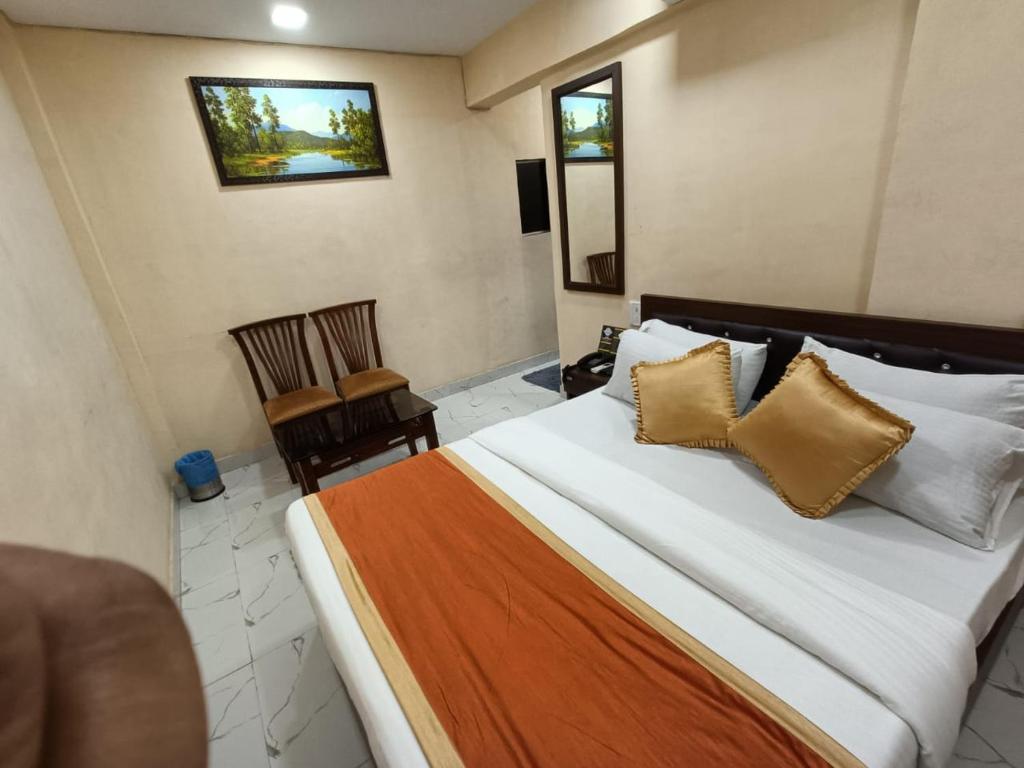 纳威孟买Hotel Royal Residency的一间卧室配有一张大床和两个枕头
