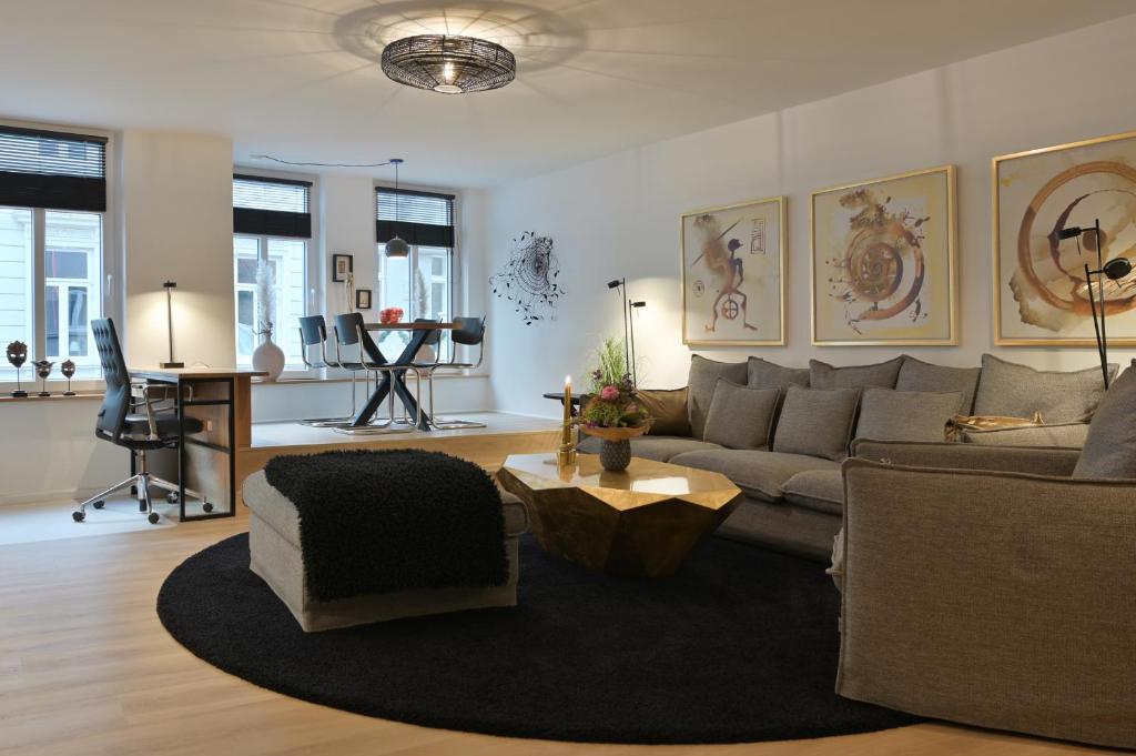 弗伦斯堡Ferienwohnung STADTBLICK的客厅配有沙发和桌子