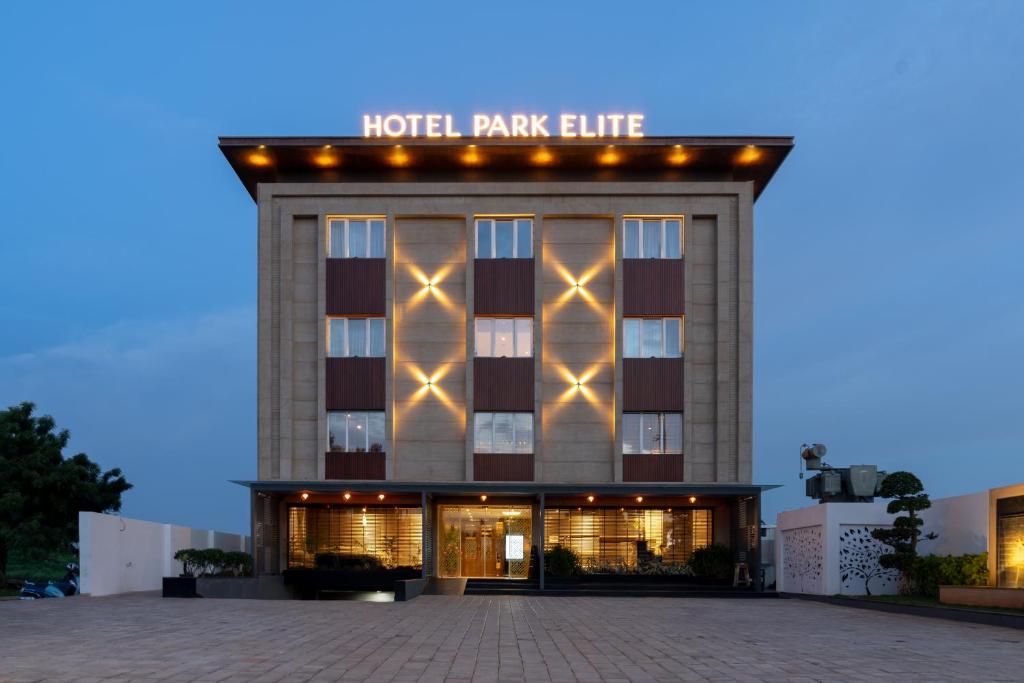 GannavaramHotel Parkelite的一座建筑,上面有灯