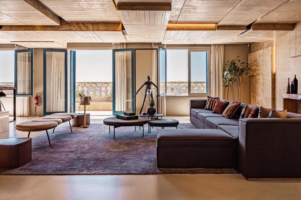 瓦莱塔Iniala Harbour House的客厅配有沙发和桌子