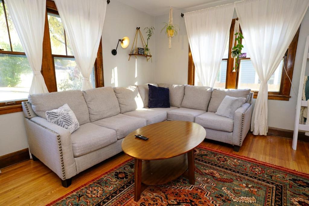 法戈Large North Fargo Home near NDSU的客厅配有沙发和桌子