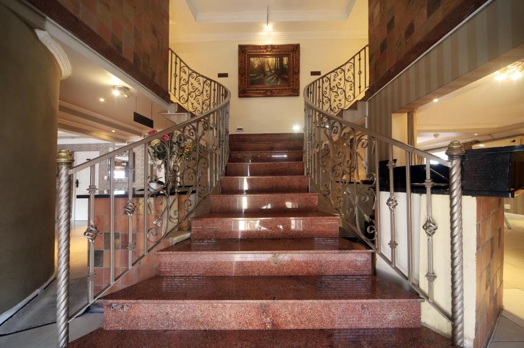 开普敦萨伏依酒店的楼梯,楼梯,有木台阶和金属栏杆的建筑