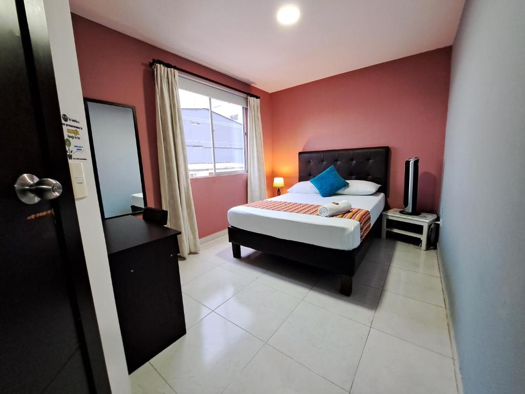 佩雷拉Hotel 9-25的一间小卧室,配有床和窗户