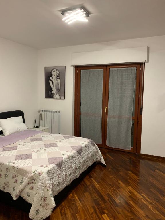 PortoCasa Blues Parco Leonardo的一间卧室配有床,床上装有被子