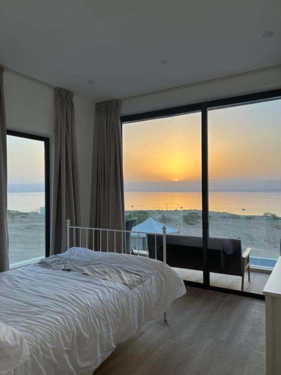 索瓦马Follow Sea Villa的一间卧室配有一张床,享有海景