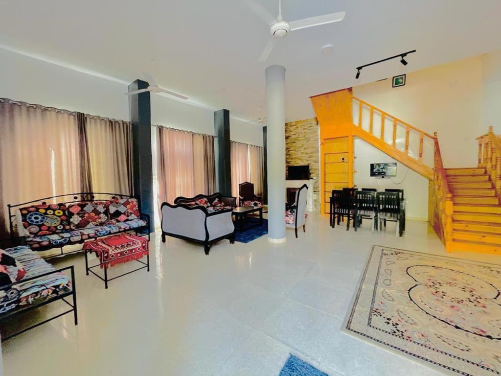 卢克索Ali Luxury Villa的带沙发的大型客厅和用餐室