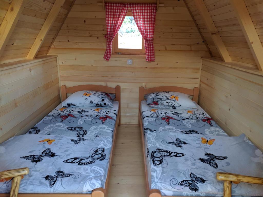 特雷比涅Rural Tourism/Ruralni Turizam Kisin的小木屋内一间卧室,配有两张床