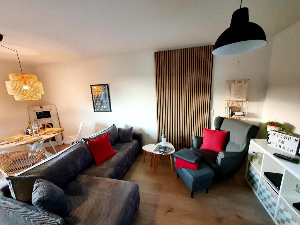 巴登韦勒Ferienwohnung Am Musbach in Badenweiler-Sehringen的带沙发和红色枕头的客厅