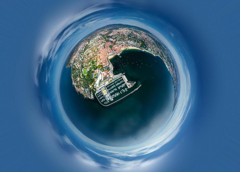 埃斯托利尔Gold Coast Photography Inn的水中的地球图像