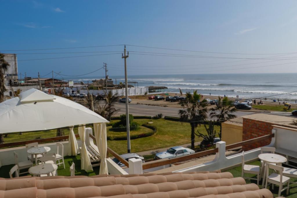 万查科Hospedaje Nuna - Playa Huanchaco的阳台享有海滩美景。