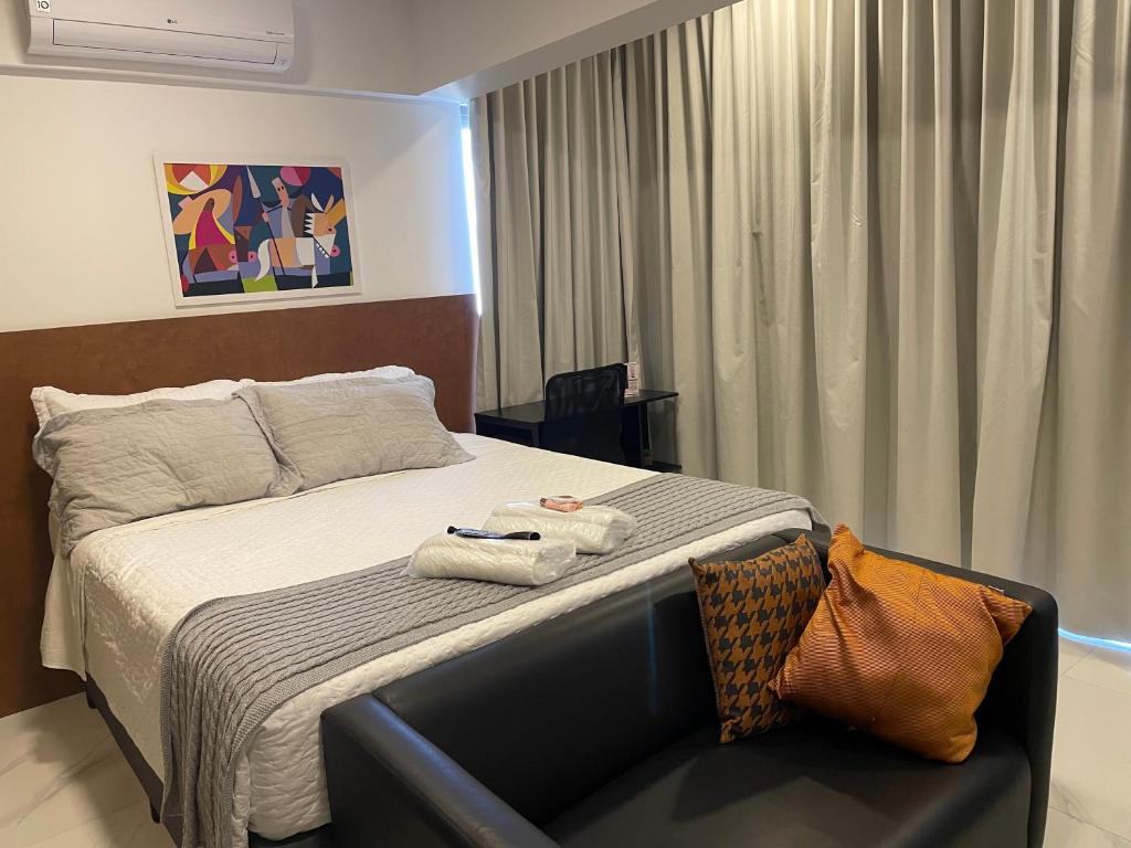 圣保罗Studio de Luxo Mobiliado Moema的酒店客房,配有带毛巾的床