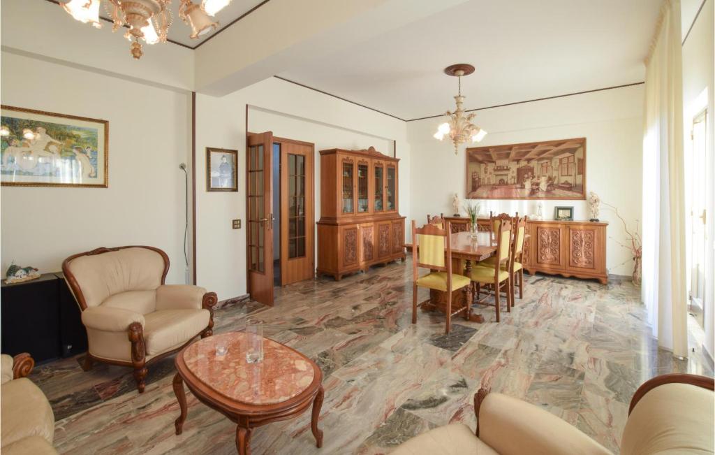 雷焦卡拉布里亚Beautiful Apartment In Reggio Calabria With Wifi And 3 Bedrooms的一间带桌子的客厅和一间餐厅
