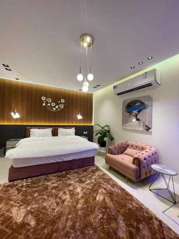 哈萨شاليه ريفو Revo chalet的一间卧室配有一张大床和一张沙发