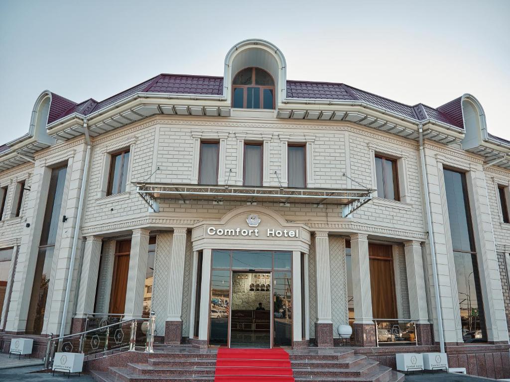 撒马尔罕Comfort Hotel Samarkand的前面有红地毯的建筑