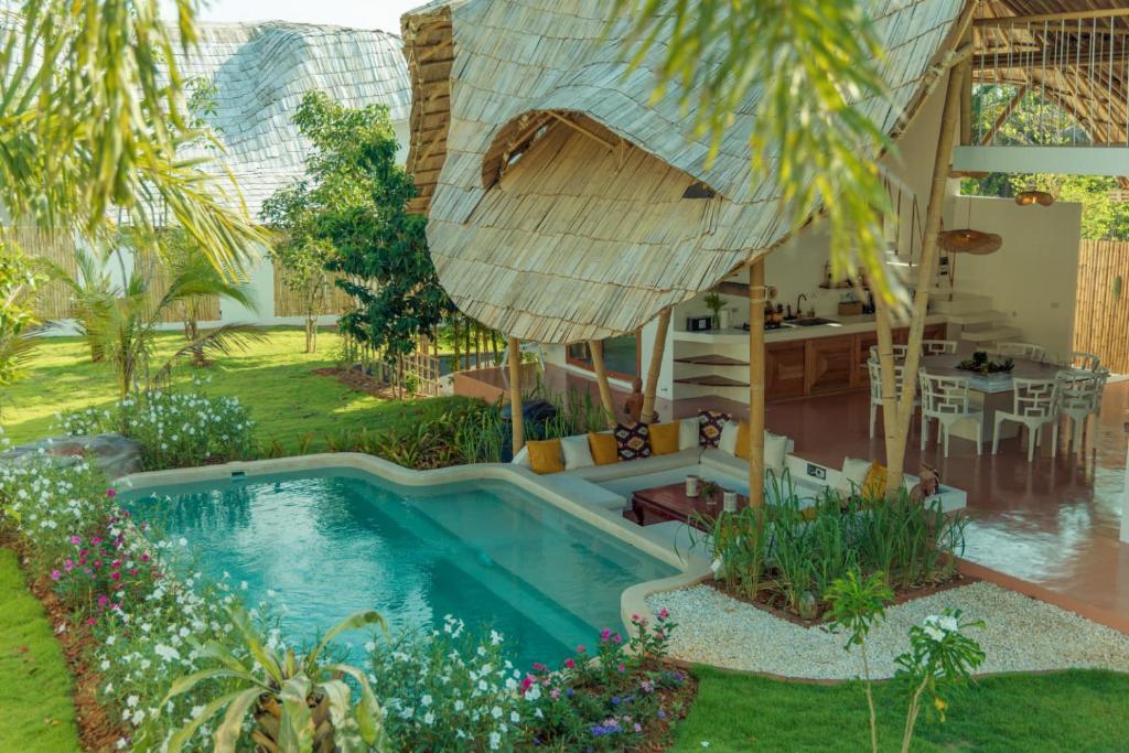 班奥南矛Aloe Ecological Boutique Villa 2的一个带游泳池和房子的后院