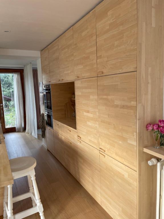 科克赛德Zeehuis的厨房里设有一张大木墙和一张桌子